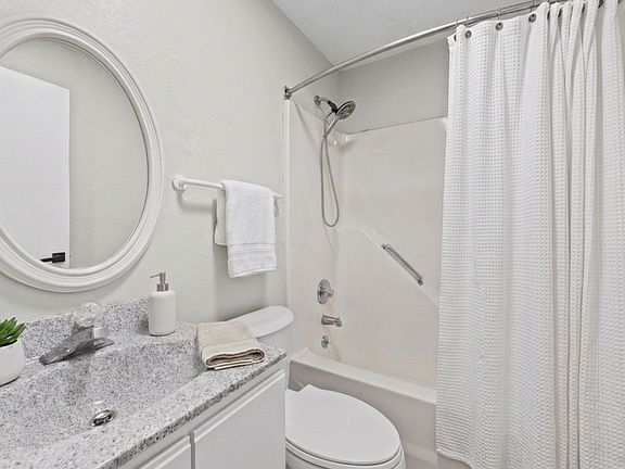 4th image of 204-212 NW Woods Chapel Rd #246