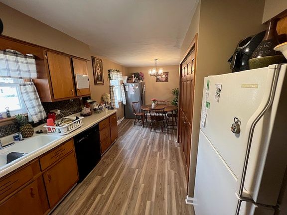 3rd image of 1061 Meadow Ln