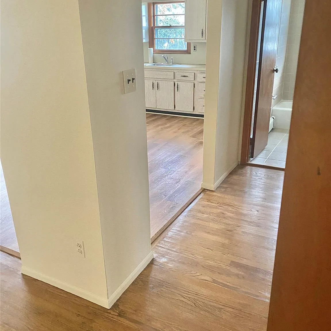 2 bed, 1.0 bath, 2000 sqft, $2,800 — Photo 4