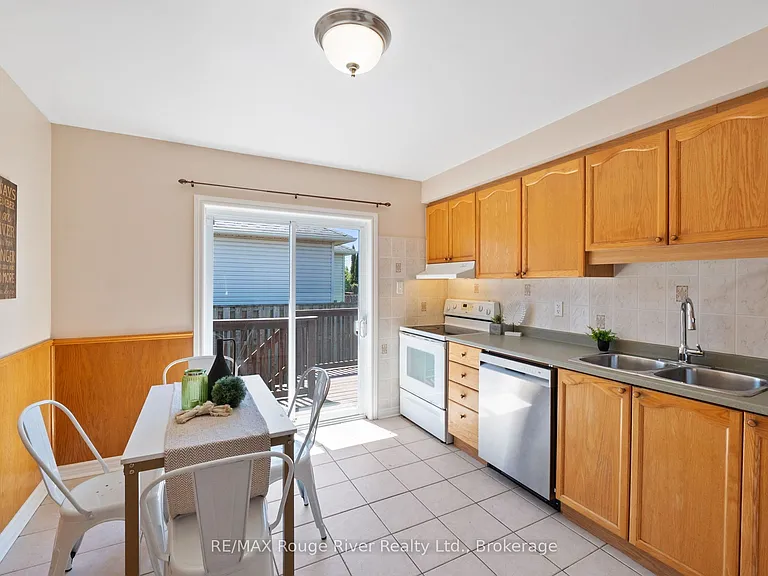 795 Munson Cres — Photo 11
