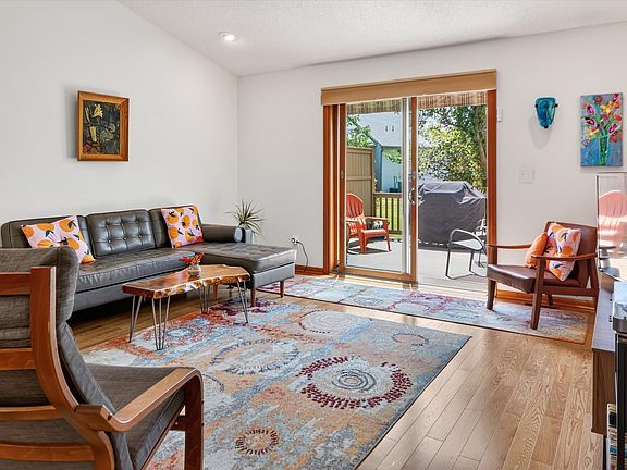 5th image of 515 Sycamore Cir