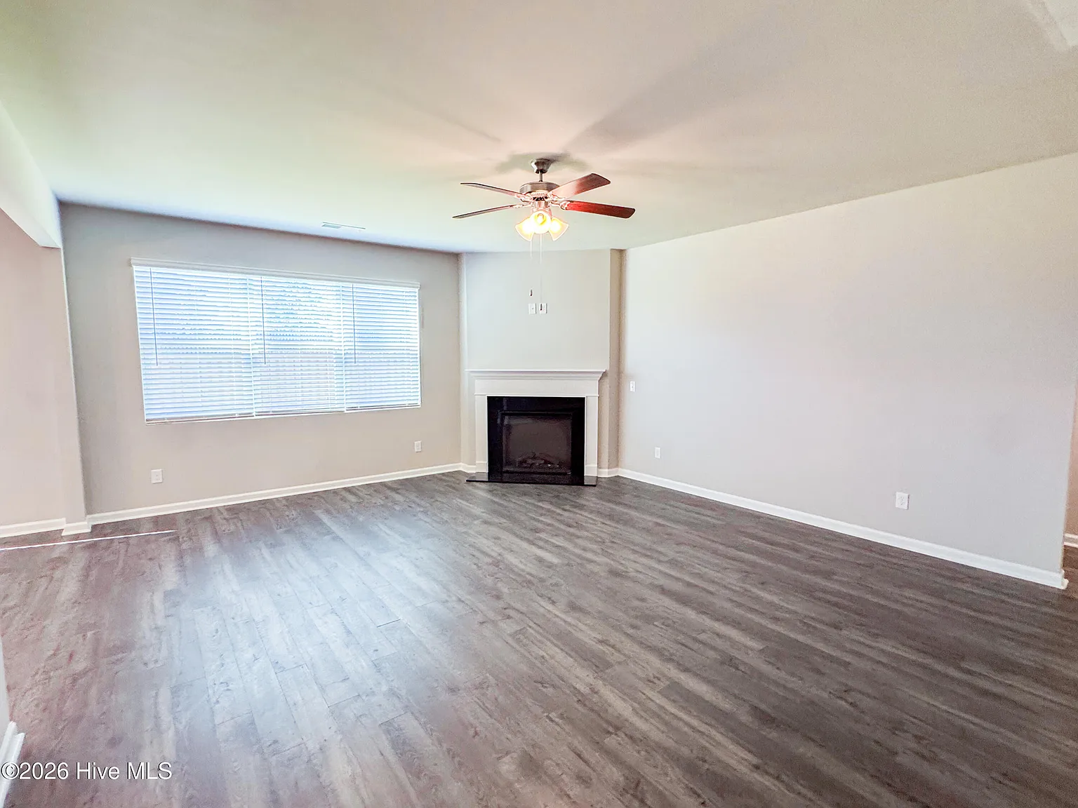 5 bed, 3.0 bath, 3209 sqft, $2,350 — Photo 4