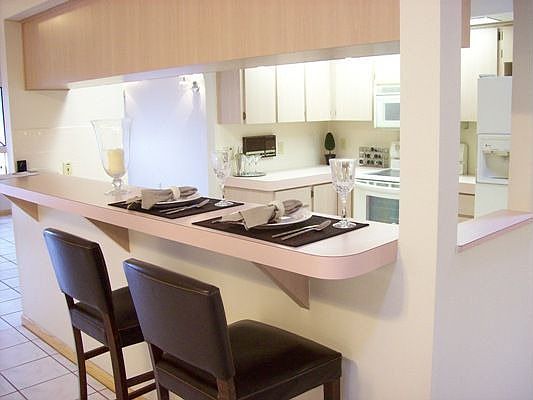 Kitchen w/ Breakfast Bar