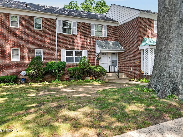 11 Manor Dr #111 — Photo 2
