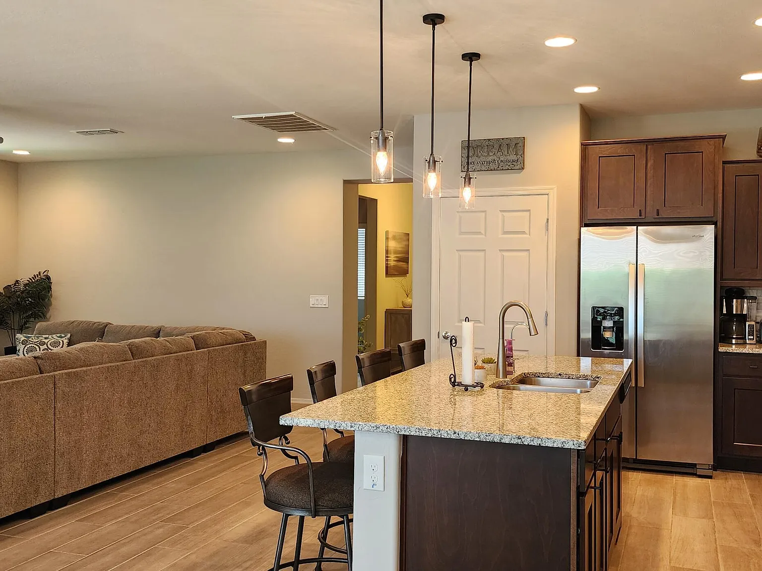 2 bed, 2.0 bath, 1829 sqft, $2,000 — Photo 4