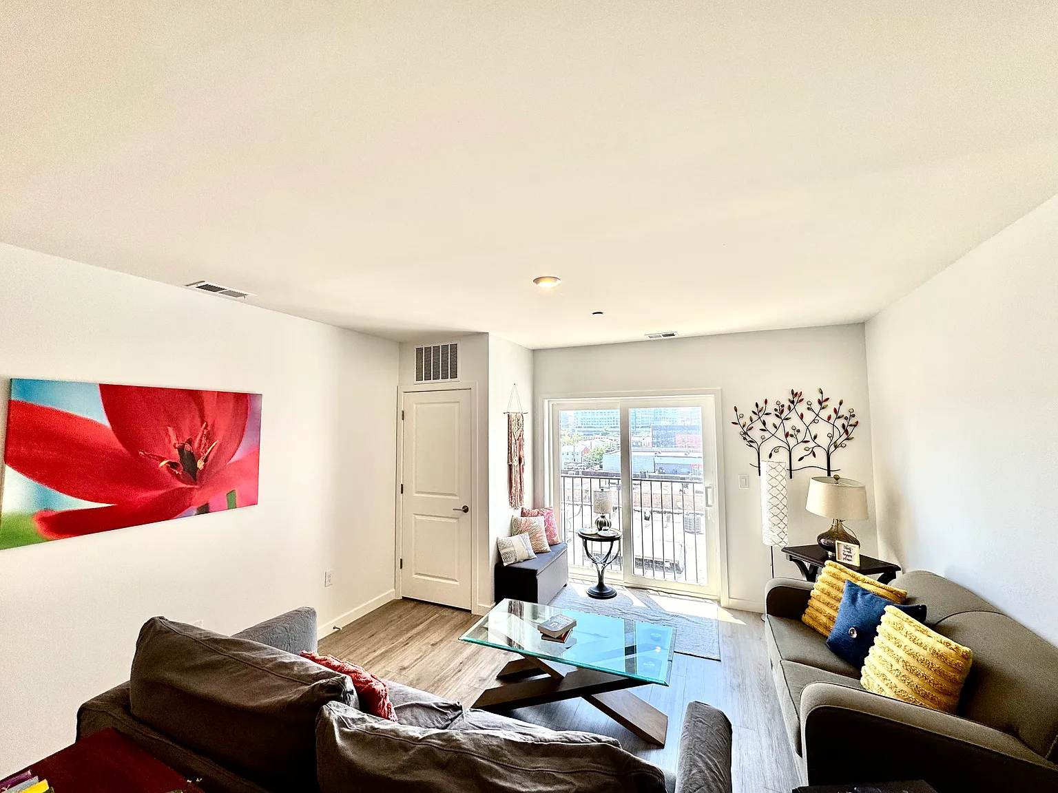 1 bed, 900 sqft, $2,170 — Photo 4