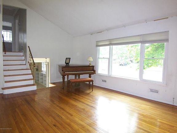 2nd image of 4 Nassau Pl