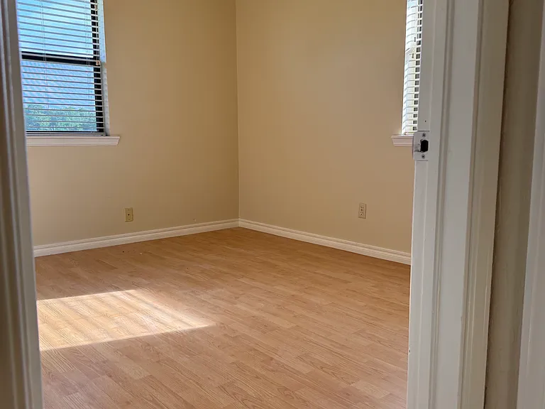 1895 E Maple Rd — Photo 11