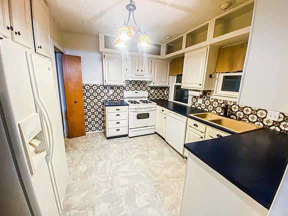 4th image of 2221 Castlewood Dr
