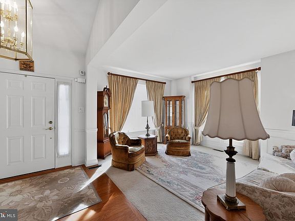 4th image of 293 Gaston Ln