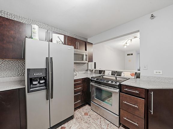 5th image of 200 N Dearborn St Unit 906