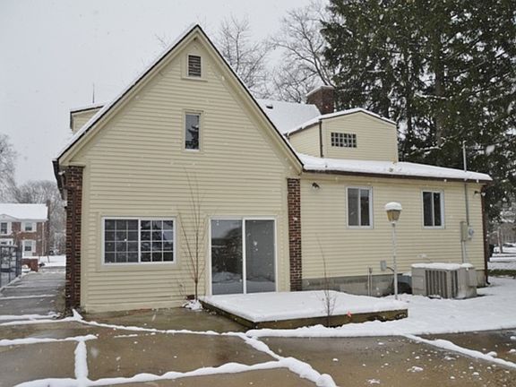 3rd image of 15933 Glastonbury Ave