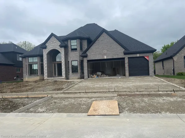 45679 Shoal Dr, Macomb, MI 48044