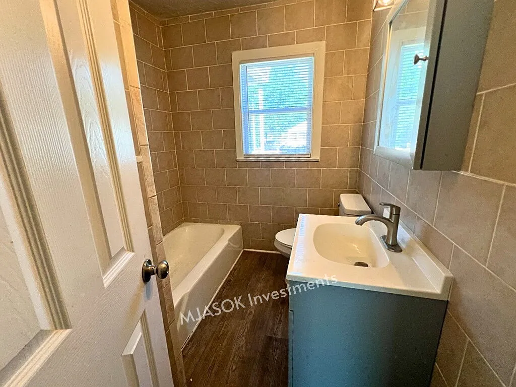 3 bed, 1.0 bath, 970 sqft, $925 — Photo 2