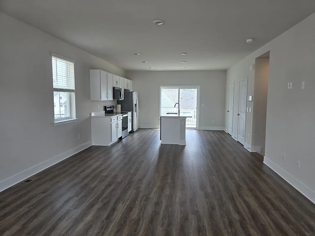 3 bed, 2.5 bath, 3049 sqft, $2,250 — Photo 2