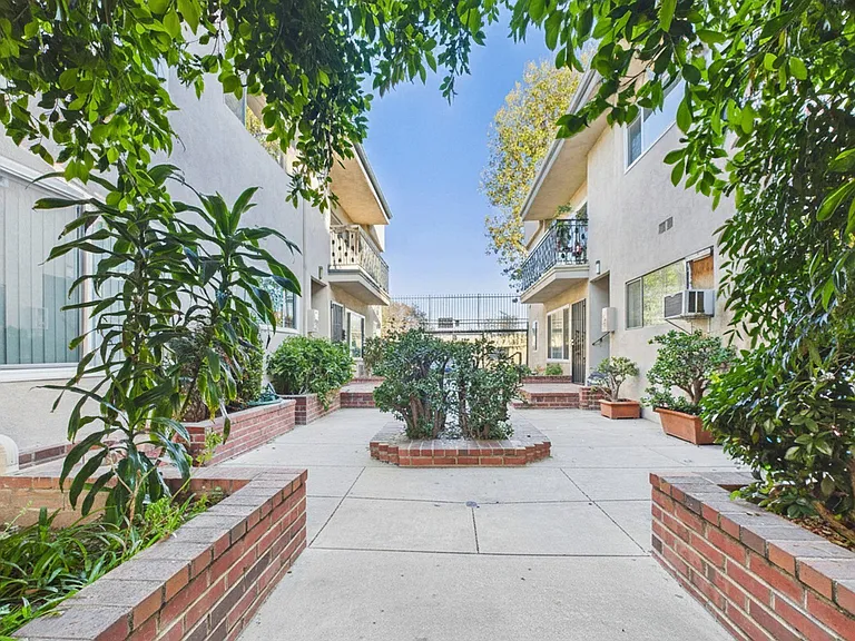 Buffalo Sherman Oaks Apartments — Photo 40
