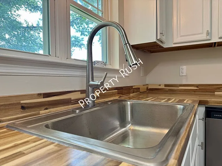 709 N Holly St — Photo 12