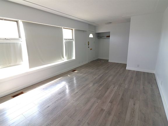 3rd image of 765 Barrie Dr