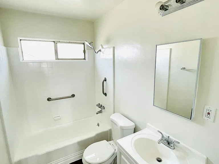 933 N Wilcox Ave — Photo 6