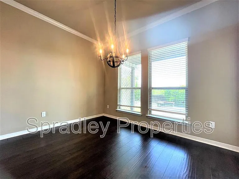 820 Glenstone Dr — Photo 3