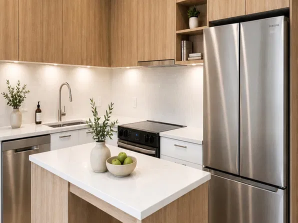 82 1st St #408, New Westminster, BC V3L 2G1