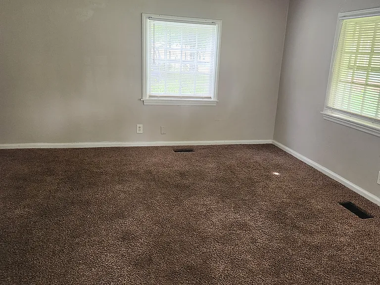 2608 N Elsas Ave — Photo 5