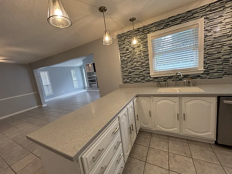 1008 Charlene St — Photo 12