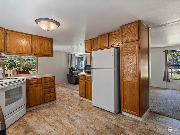 4th image of 17143 Snowbell Court SE