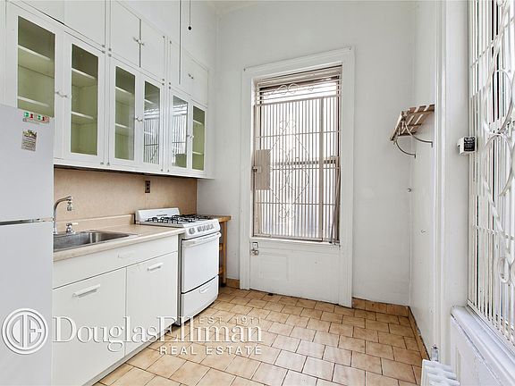 4th image of 155 2nd Ave APT 2