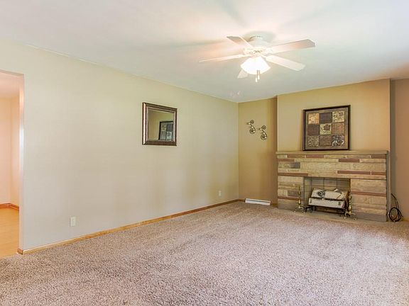 3rd image of 183 Woodbine Dr