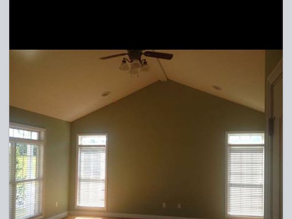 800 Thorndale living room