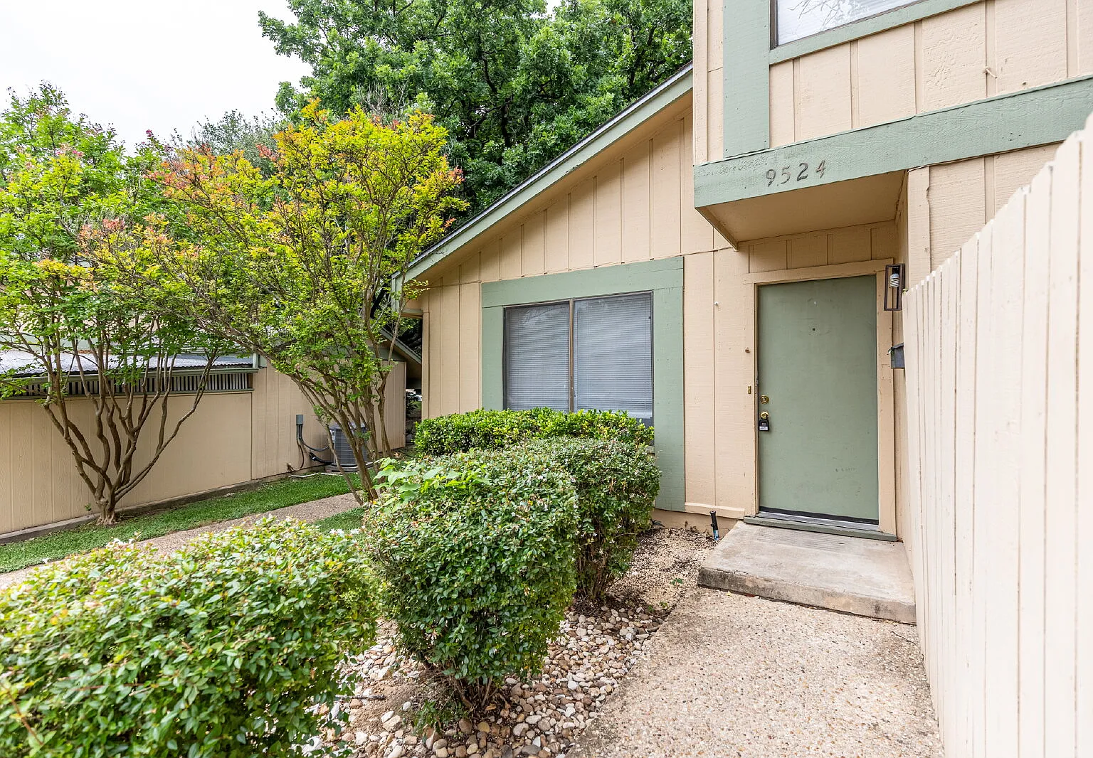 2 bed, 1.5 bath, 1298 sqft, $1,600 — Photo 4