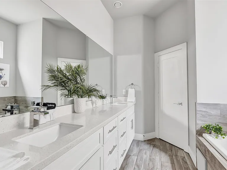 1310 Roberts St — Photo 14