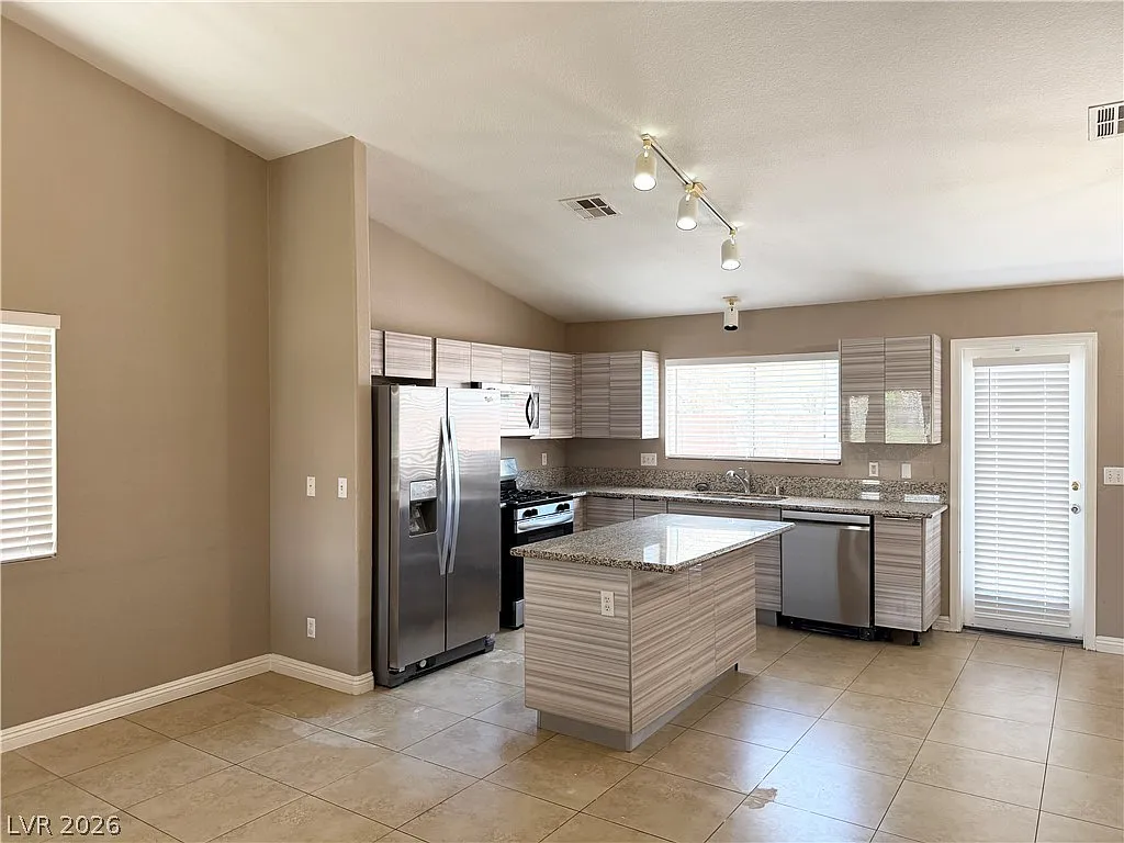 3 bed, 2.0 bath, 1898 sqft, $1,950 — Photo 4