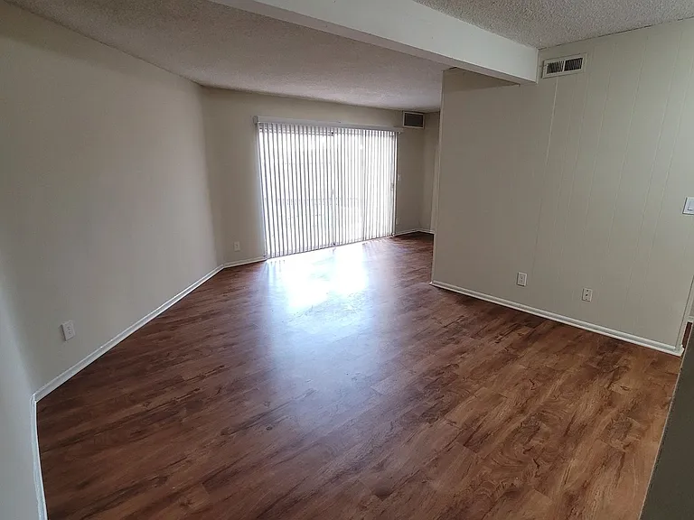 Lido Isle Apartments — Photo 17