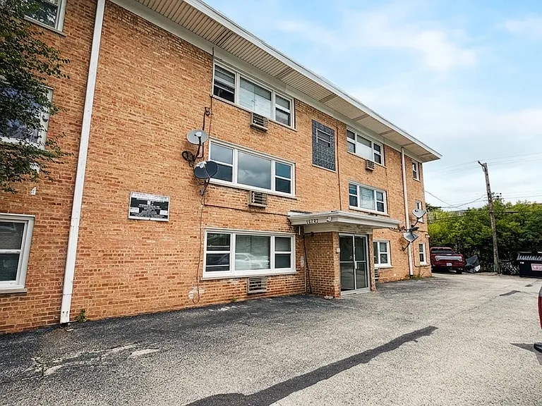 10737 S Lloyd Dr #8 — Photo 1