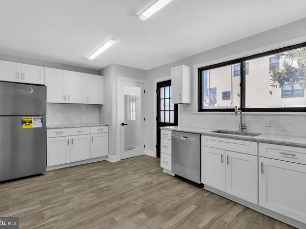 382 Martin St, Philadelphia, PA 19128