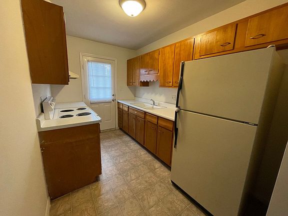 2nd image of 502 W Main St #1B-1BA-639SQFT