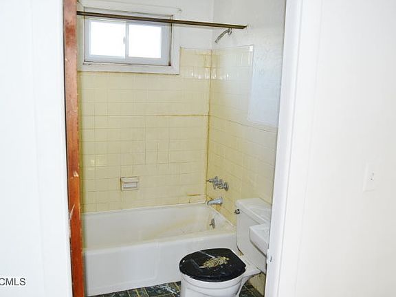 3rd image of 28 Karen Ct