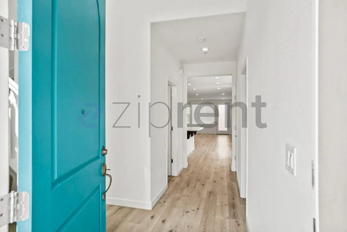5 bed, 2217 sqft, $3,130 — Photo 4