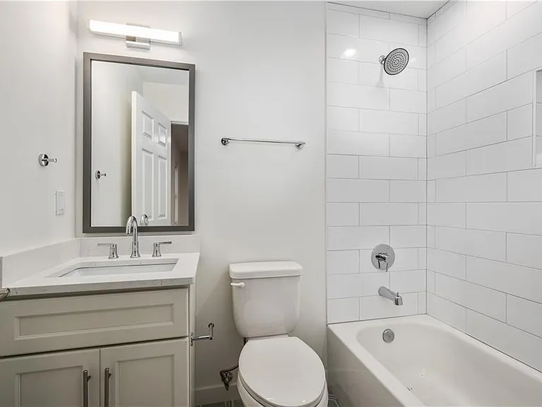 704 Durant Pl NE #B — Photo 16
