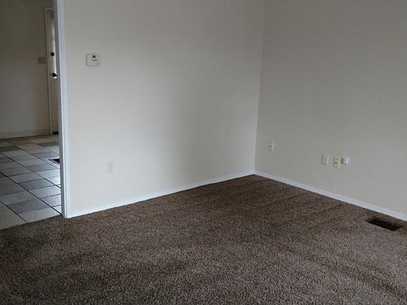 3rd image of 894 Omard Dr
