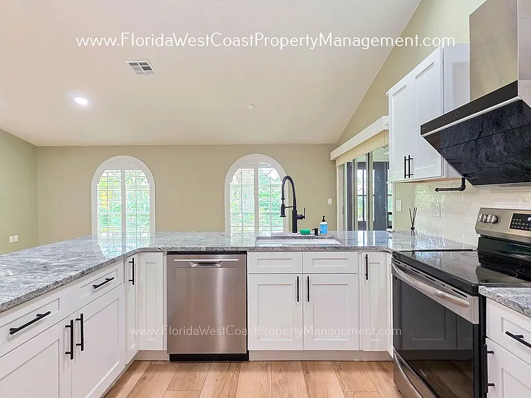 4667 Hamlets Grove Dr — Photo 8