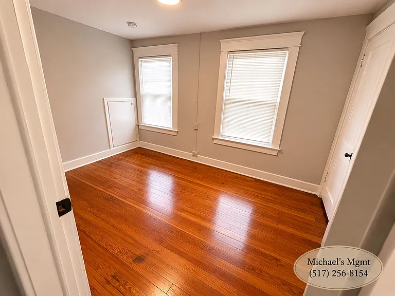 404 Leslie St — Photo 9