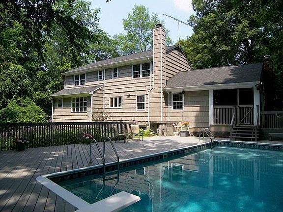 3rd image of 6 Westview Dr