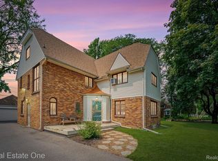 24401 Martha Washington Dr, Southfield, MI 48075
