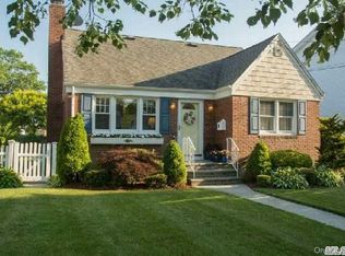675 6th Pl S, Garden City, NY 11530