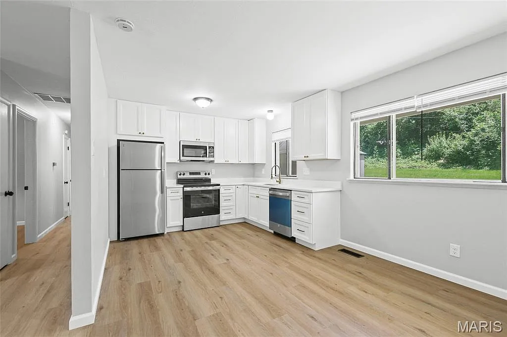 3 bed, 2.0 bath, 1078 sqft, $2,100 — Photo 4