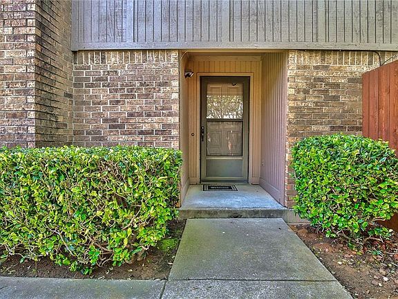 3rd image of 827 Shady Glen Ln