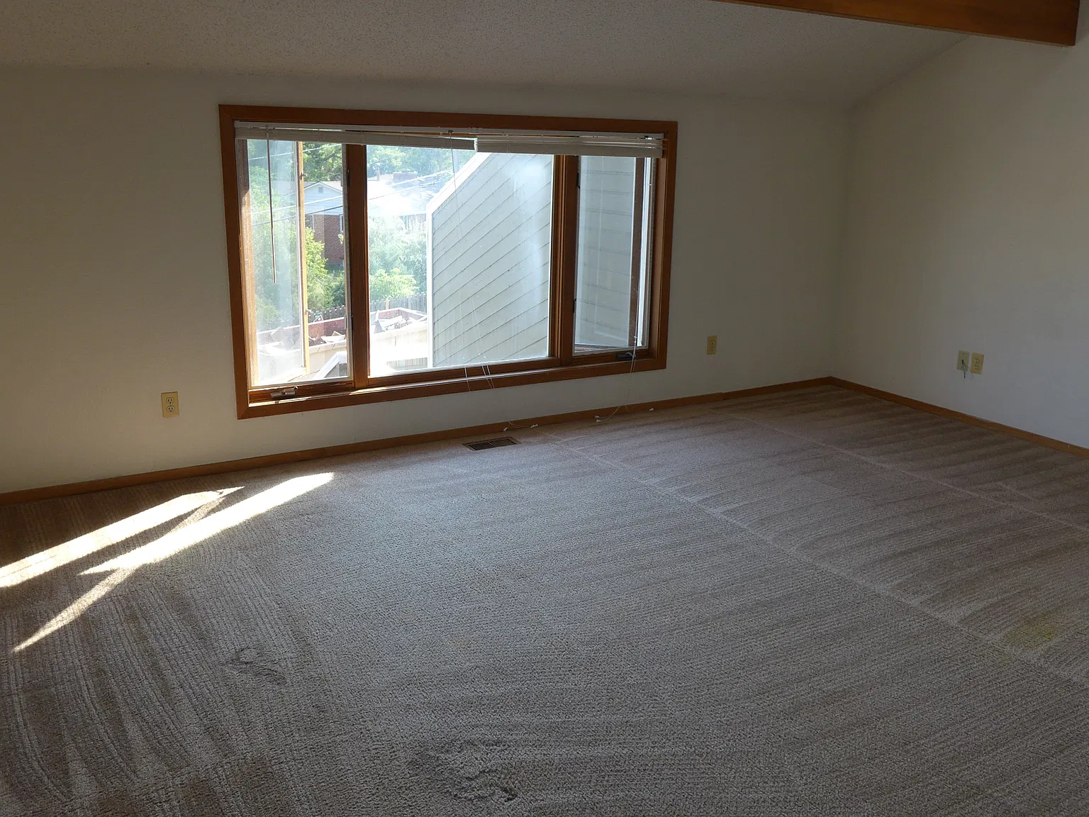 3 bed, 2.5 bath, 1833 sqft, $4,800 — Photo 2